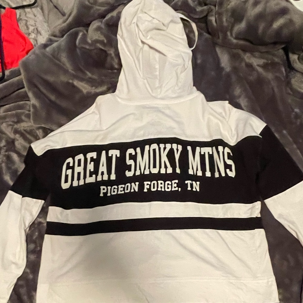This is a Lightweight hoodie/shirt I bought in Tennessee and never wore it.